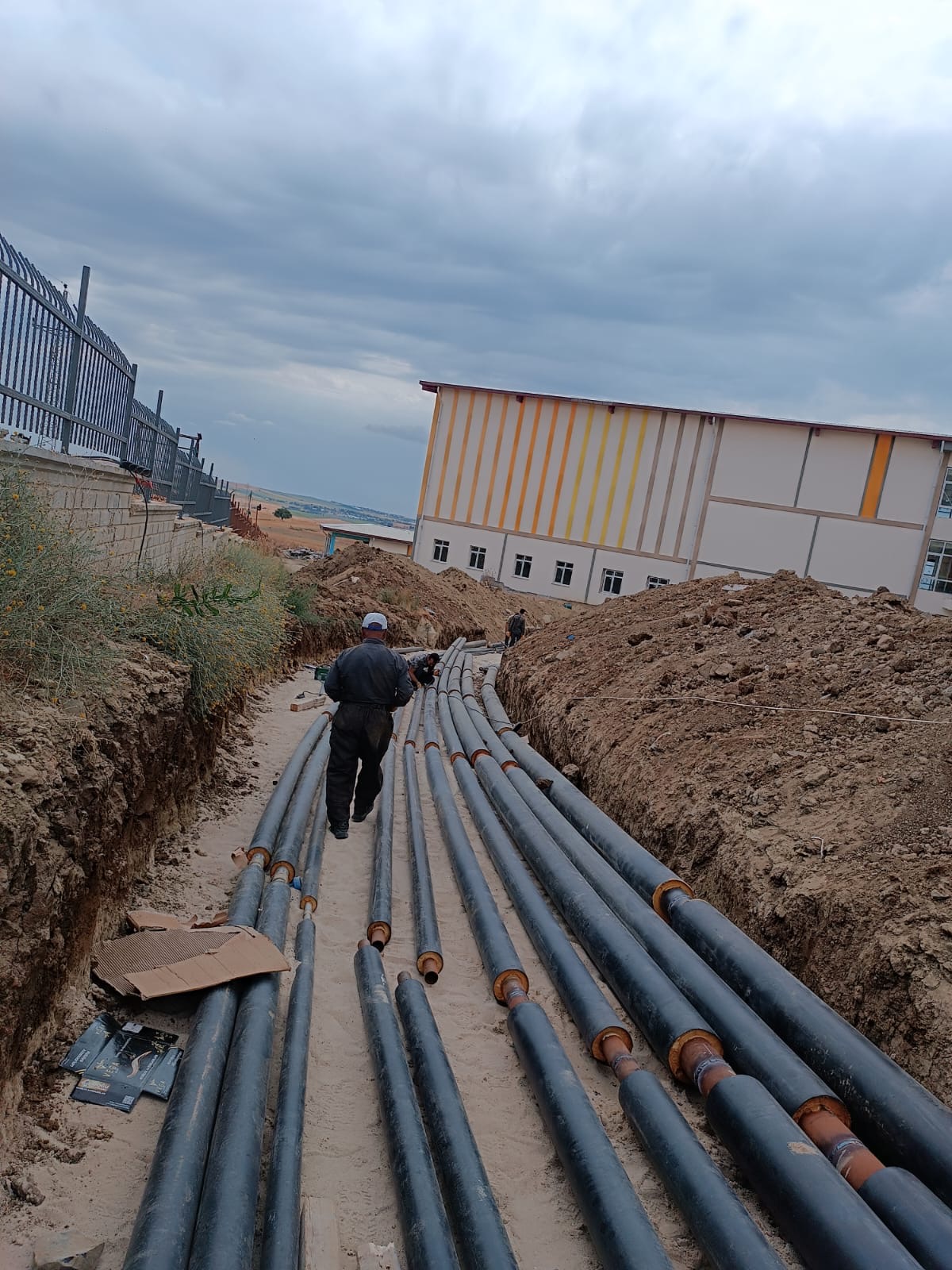 Radye temel altında döşenen PVC atık su hattı